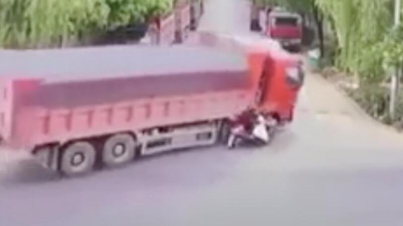 Travolto da un camion all&#039;incrocio: scooter disintegrato, pilota miracolato [VIDEO CHOC]