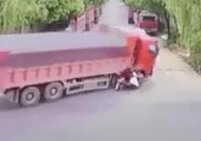 Travolto da un camion all'incrocio: scooter disintegrato, pilota miracolato [VIDEO CHOC]