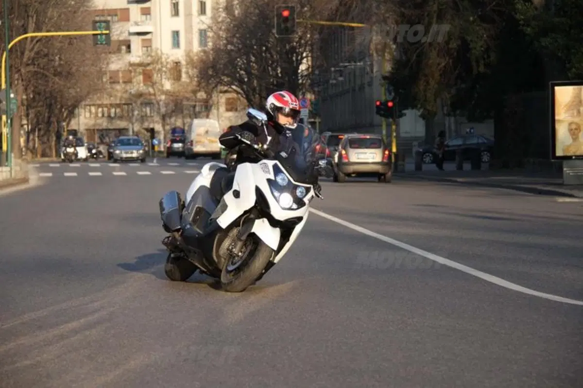 Kymco MyRoad 700i  (2)