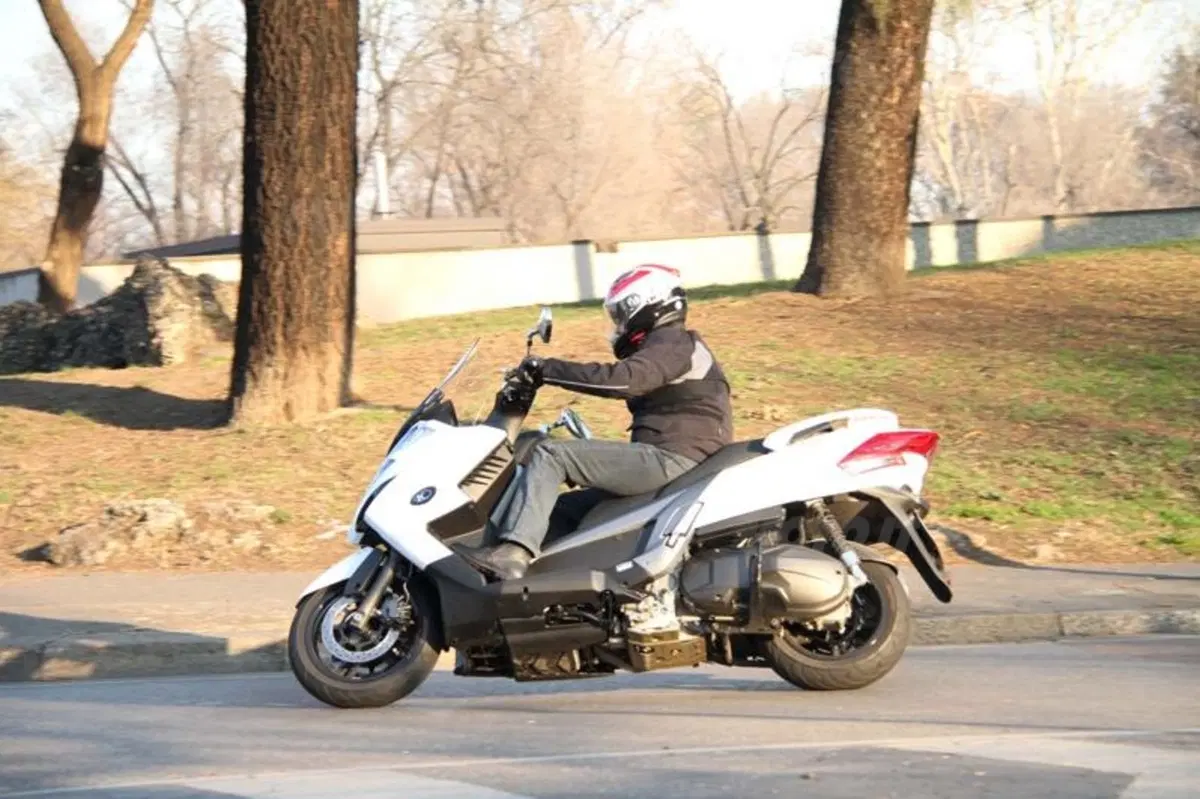Kymco MyRoad 700i  (3)