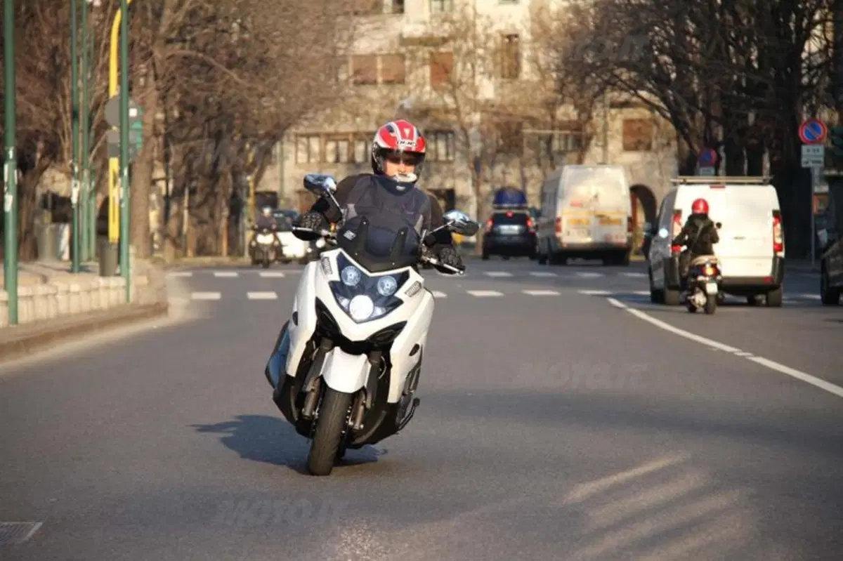 Kymco MyRoad 700i  (4)