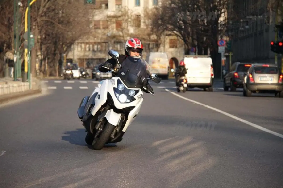 Kymco MyRoad 700i  (7)