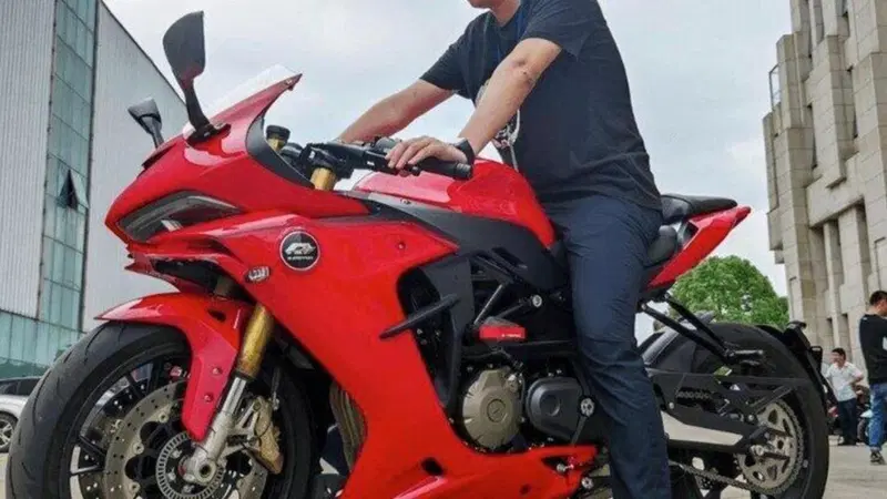 QJ Motor SRG600. Una nuova versione sportiva dalla Benelli 600