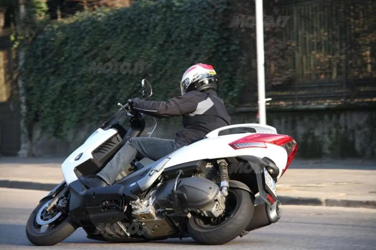 Kymco MyRoad 700i  (12)