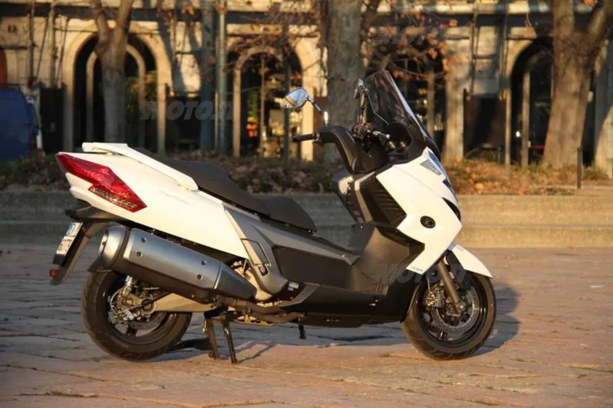 Kymco MyRoad 700i  (17)