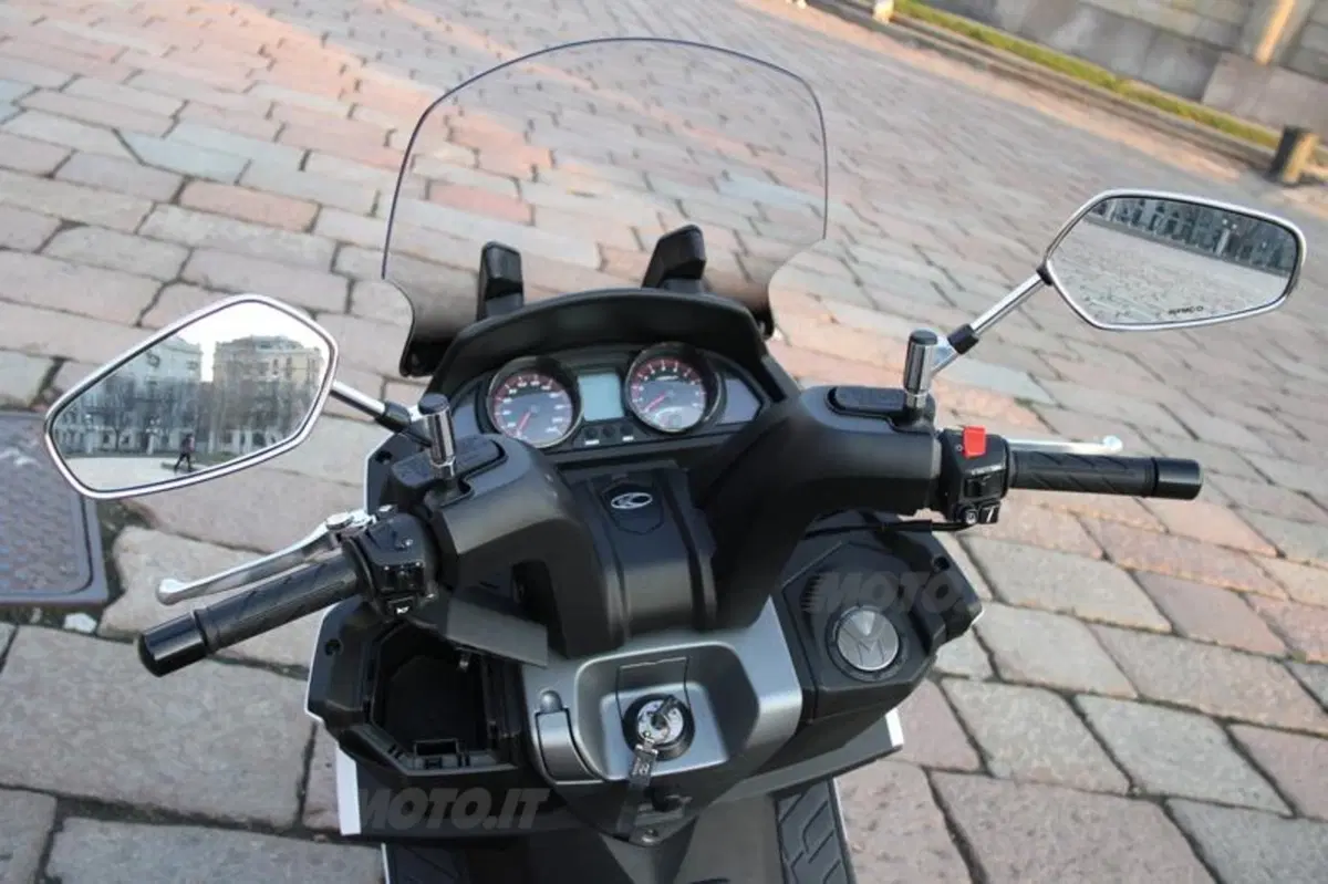 Kymco MyRoad 700i  (22)