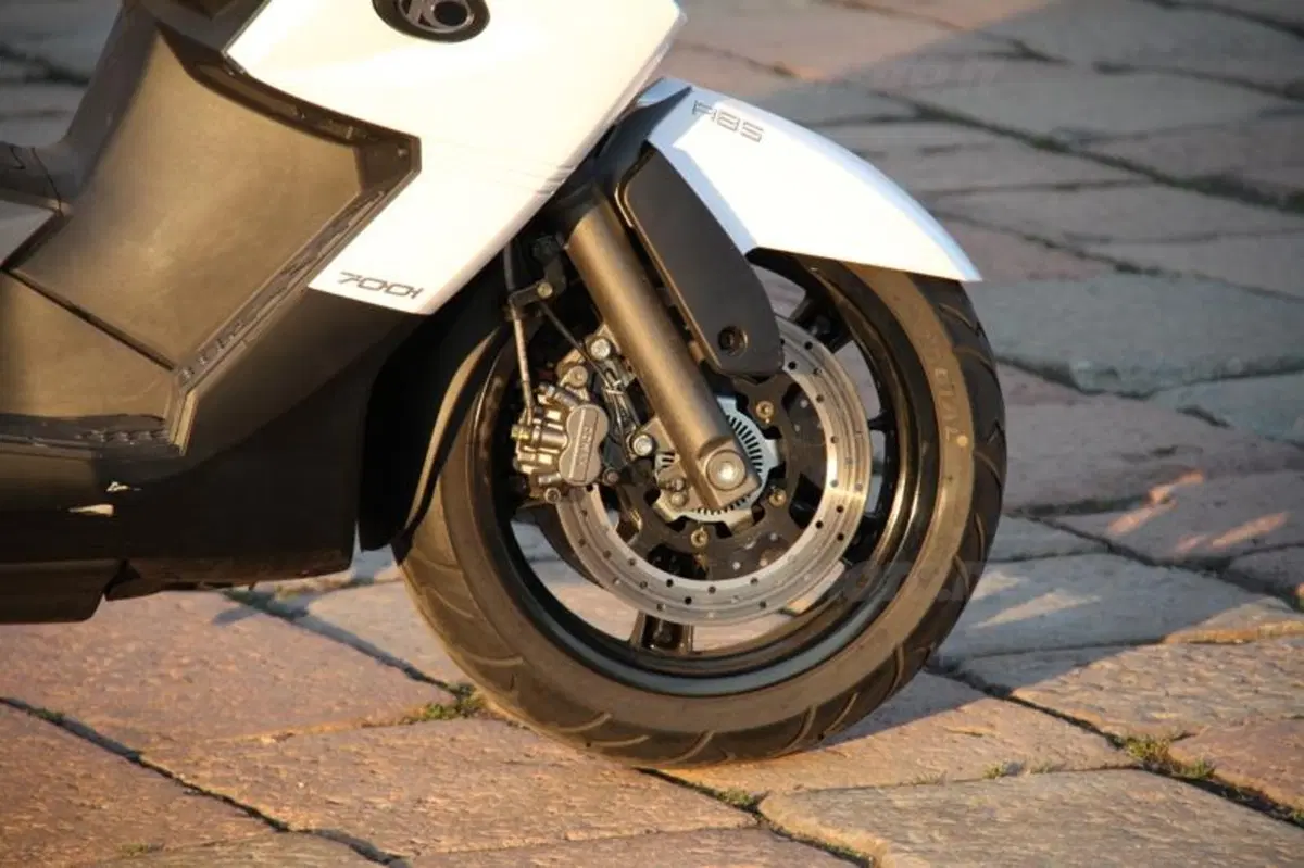 Kymco MyRoad 700i  (36)