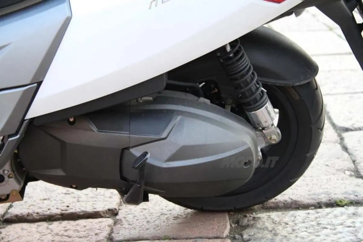 Kymco MyRoad 700i  (38)