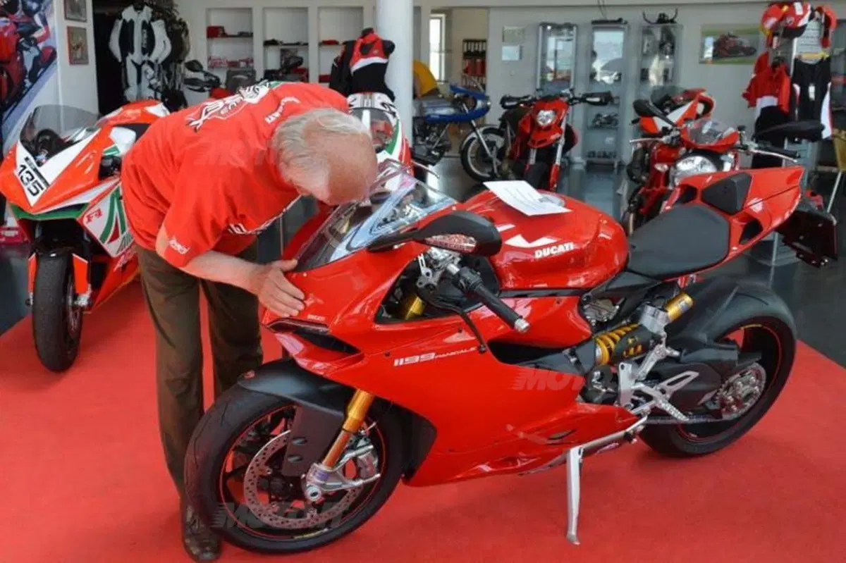 A 85 anni compra la Ducati Panigale