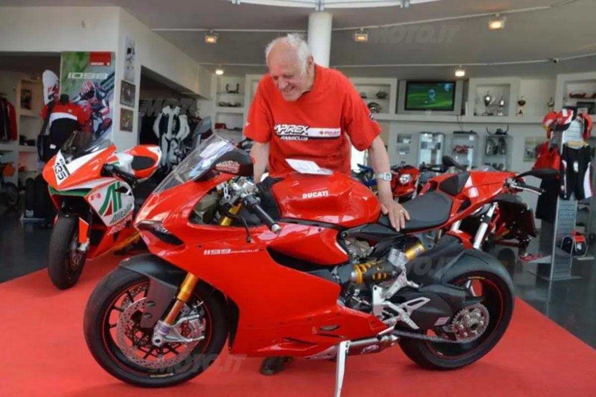 A 85 anni compra la Ducati Panigale (2)