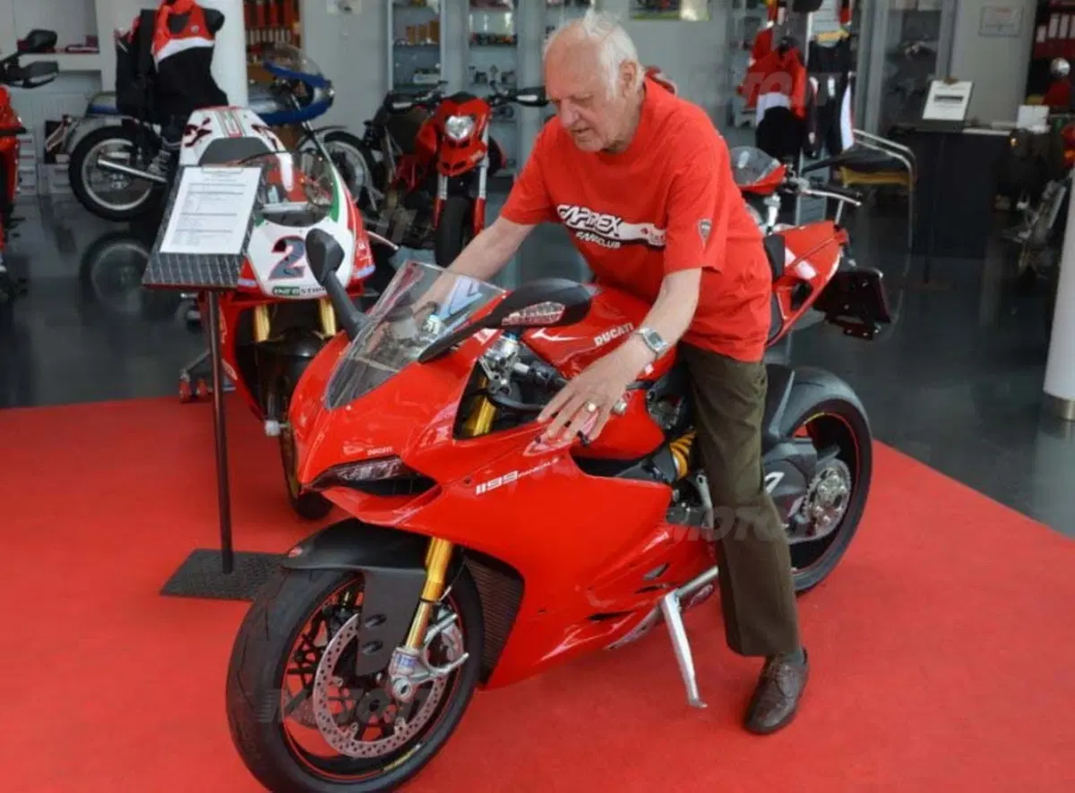A 85 anni compra la Ducati Panigale (3)
