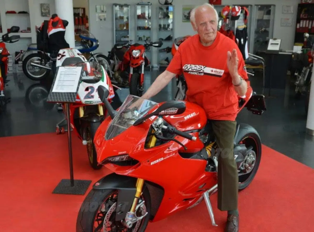 A 85 anni compra la Ducati Panigale (4)