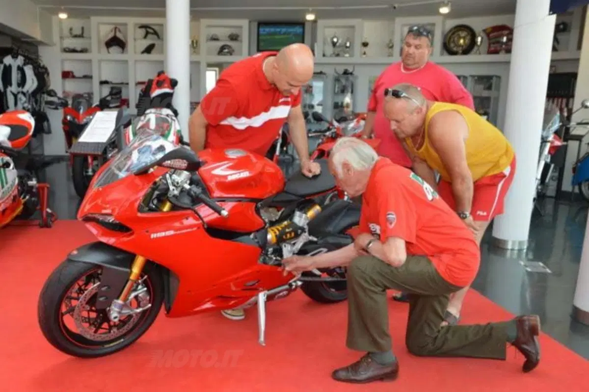 A 85 anni compra la Ducati Panigale (7)