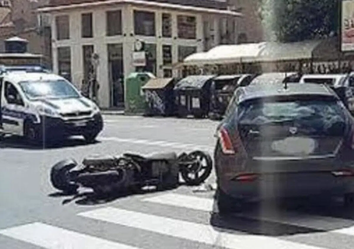 Bobo Craxi in scooter a Roma travolto da un'auto civetta della Polizia. "Ho il naso rotto ma sono in piedi"