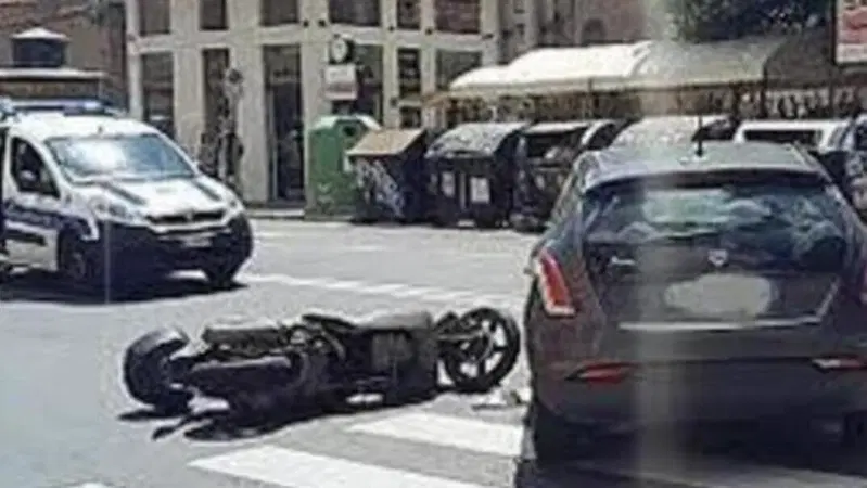 Bobo Craxi in scooter a Roma travolto da un'auto civetta della Polizia. "Ho il naso rotto ma sono in piedi"