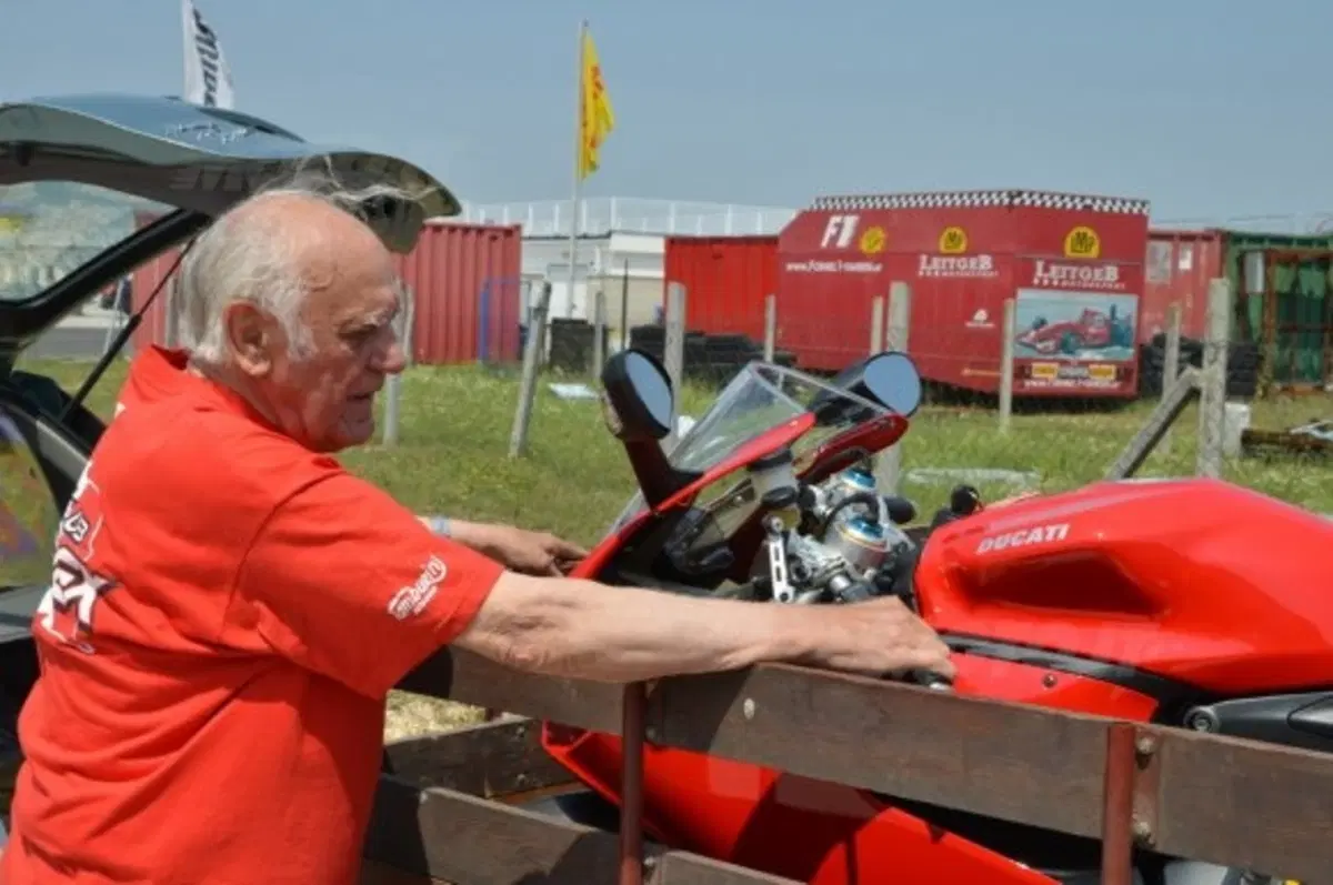 A 85 anni compra la Ducati Panigale (9)