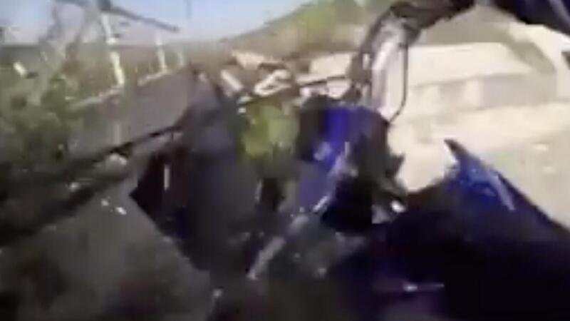 Precipita con la moto in una fossa dopo la folle (e stupida) corsa sul canale di scolo [VIDEO]