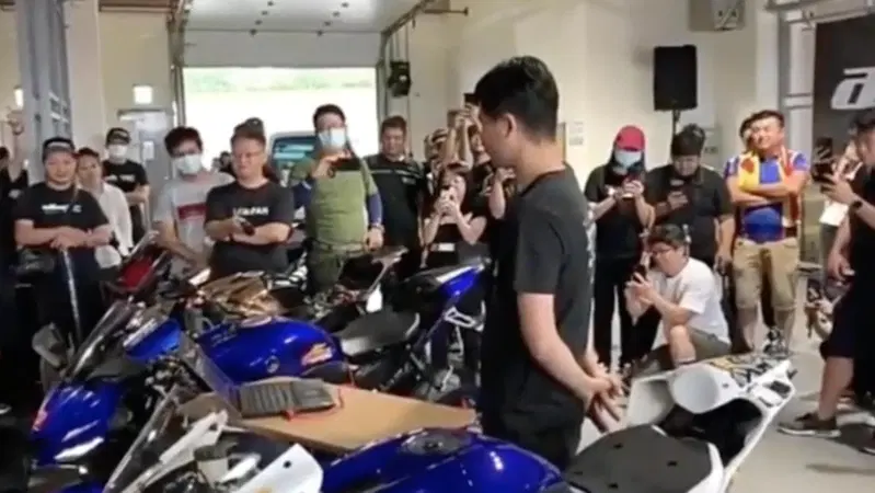Moto fun: una R6 come Maryln Monroe "canta" happy birthday per i 65 anni di Yamaha [VIDEO]