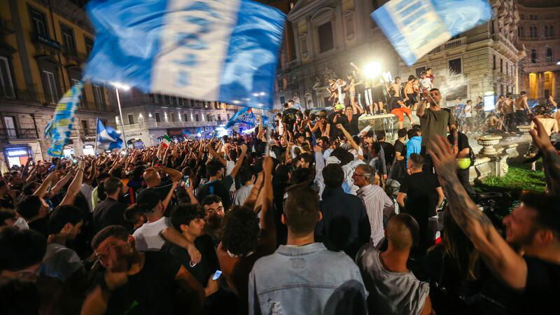 Napoli. Rubano lo scooter durante i festeggiamenti per la Coppa Italia [VIDEO]