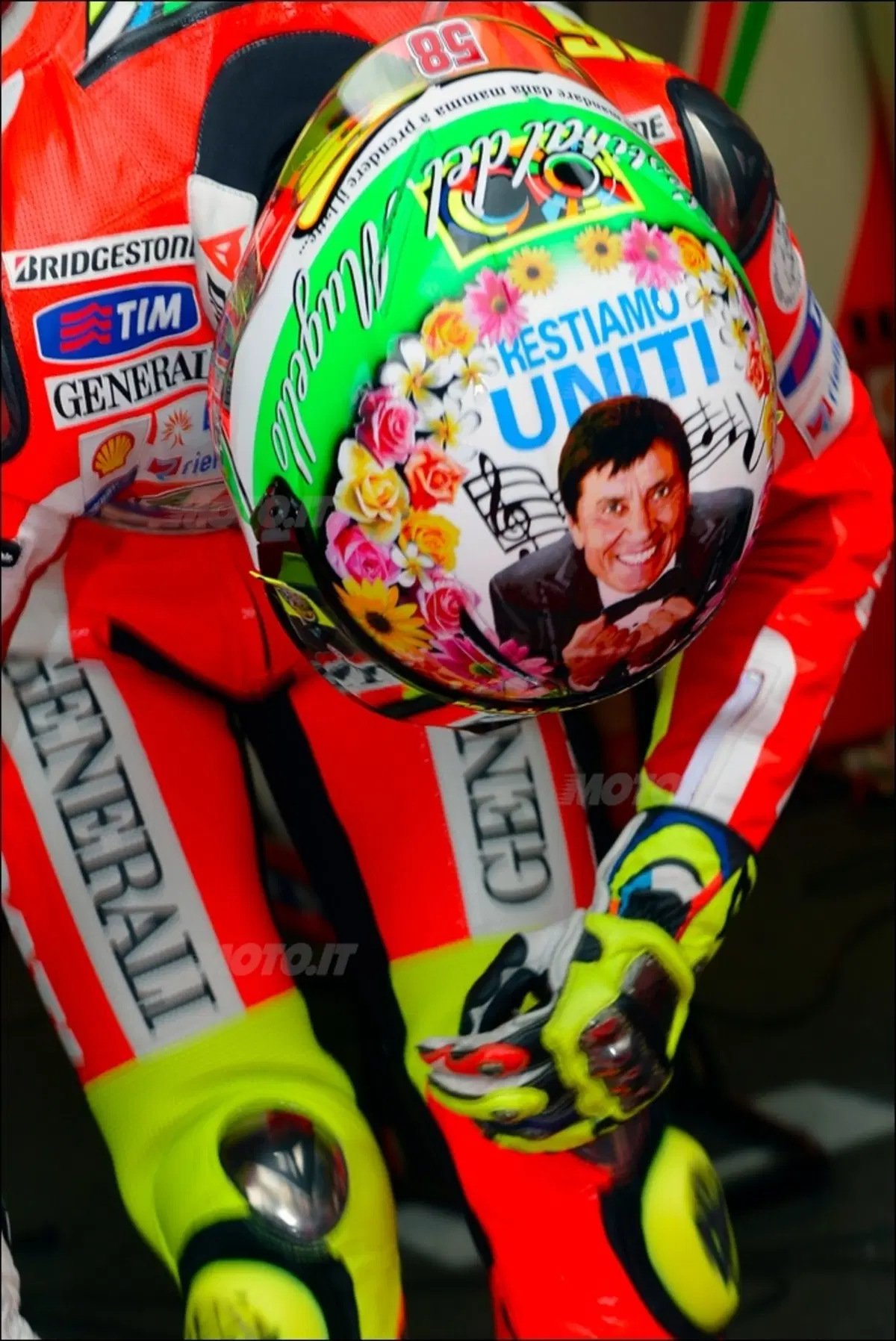 Rossi mette Morandi sul casco