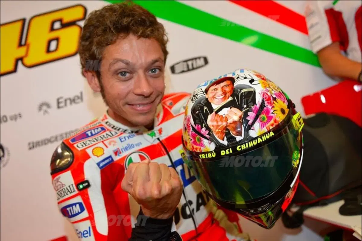 Rossi mette Morandi sul casco (2)