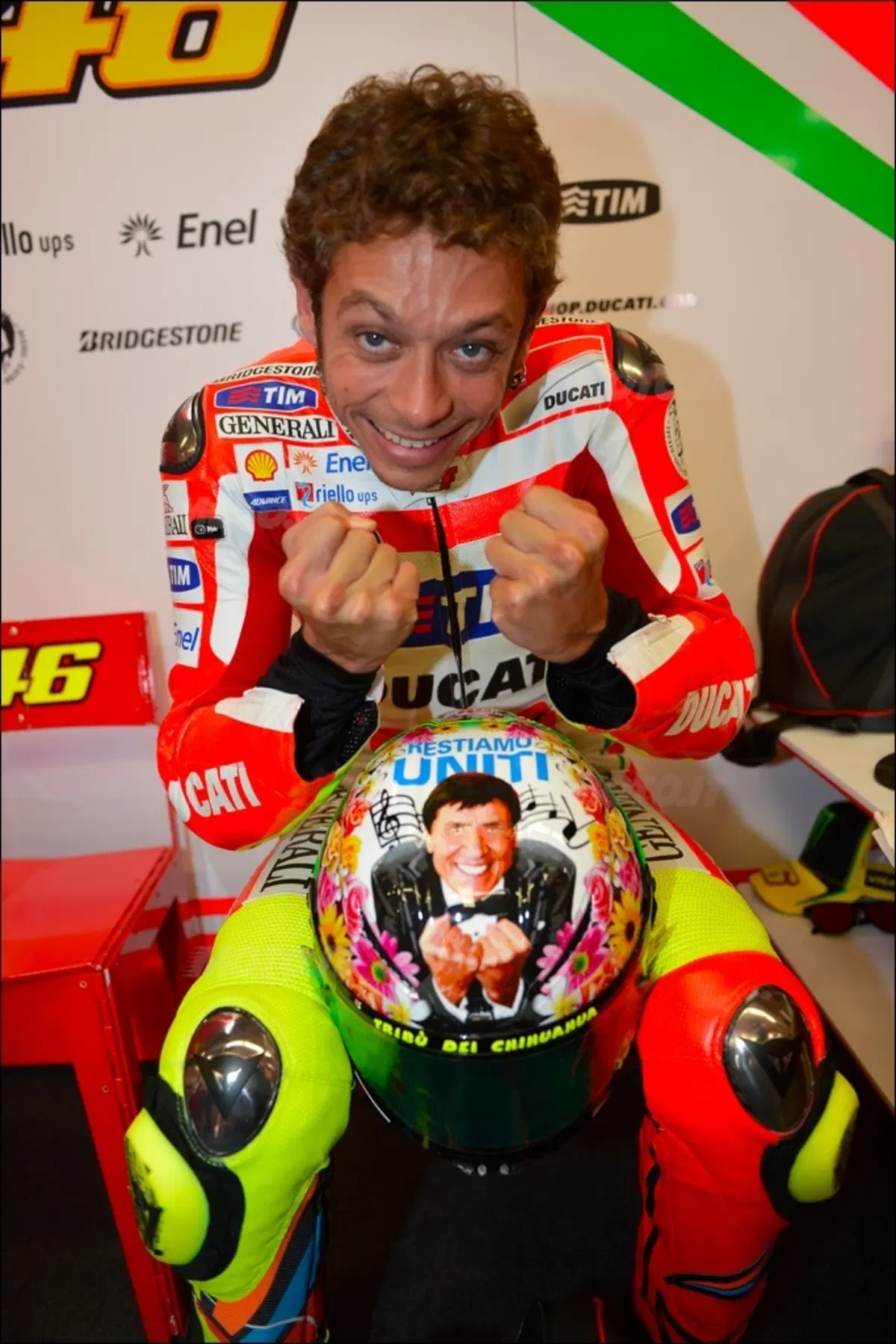 Rossi mette Morandi sul casco (3)