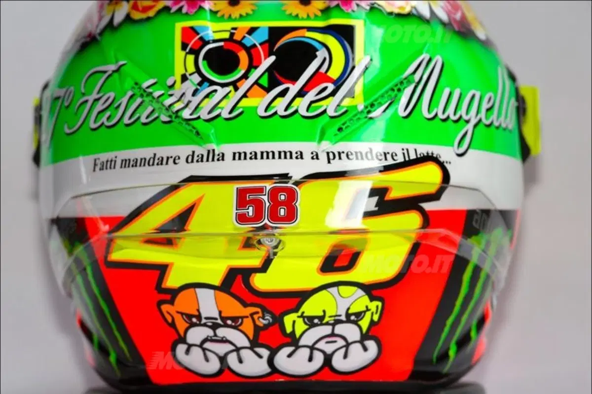 Rossi mette Morandi sul casco (4)