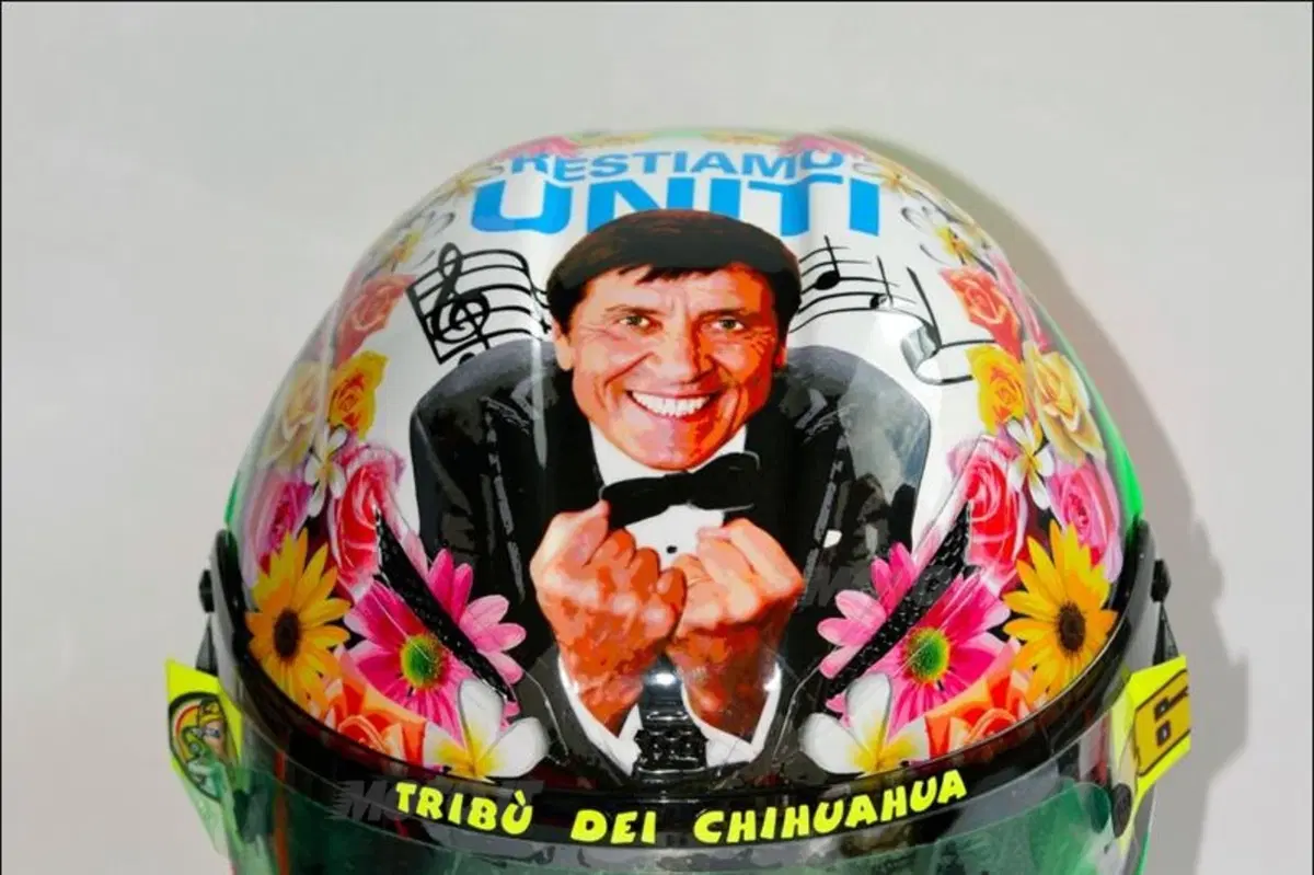 Rossi mette Morandi sul casco (5)