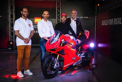 Ducati e LEGO: a Modena debutta la Panigale V4R (2)