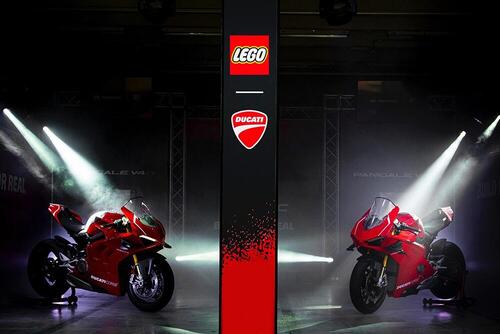 Ducati e LEGO: a Modena debutta la Panigale V4R (7)