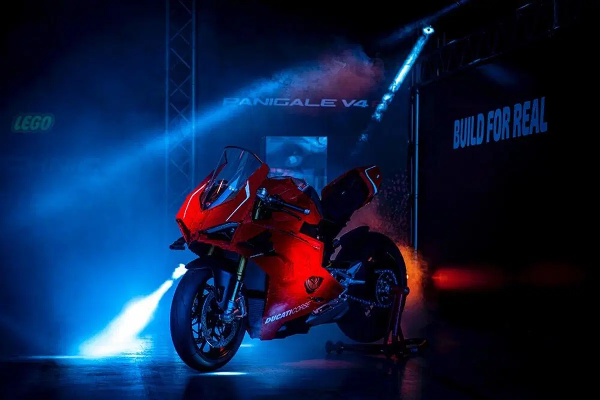 Ducati e LEGO: a Modena debutta la Panigale V4R (13)