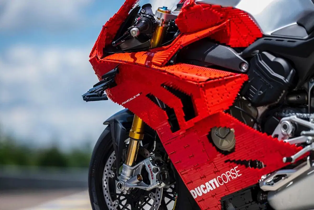 Ducati e LEGO: a Modena debutta la Panigale V4R (10)