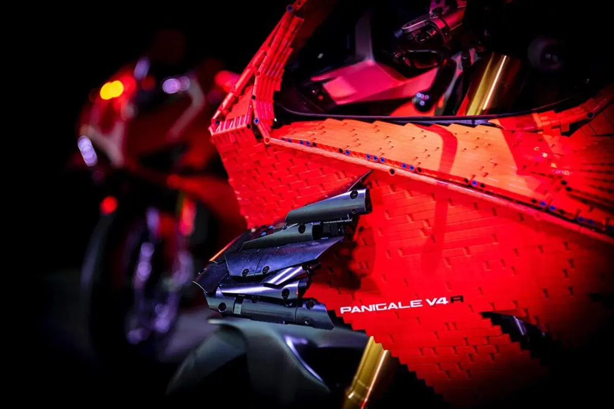 Ducati e LEGO: a Modena debutta la Panigale V4R (12)