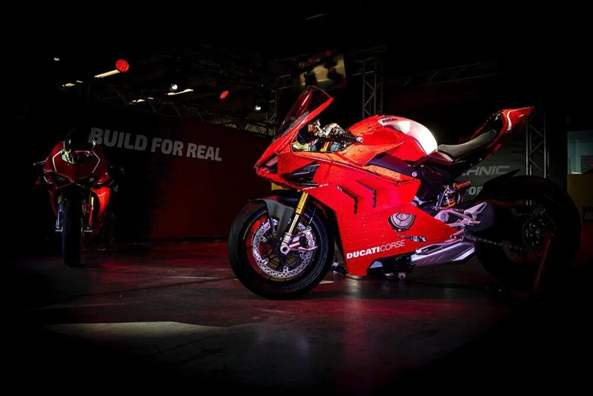 Ducati e LEGO: a Modena debutta la Panigale V4R (14)