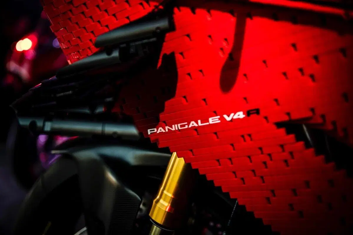Ducati e LEGO: a Modena debutta la Panigale V4R (18)