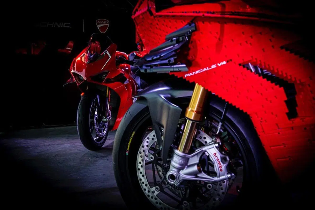 Ducati e LEGO: a Modena debutta la Panigale V4R (17)