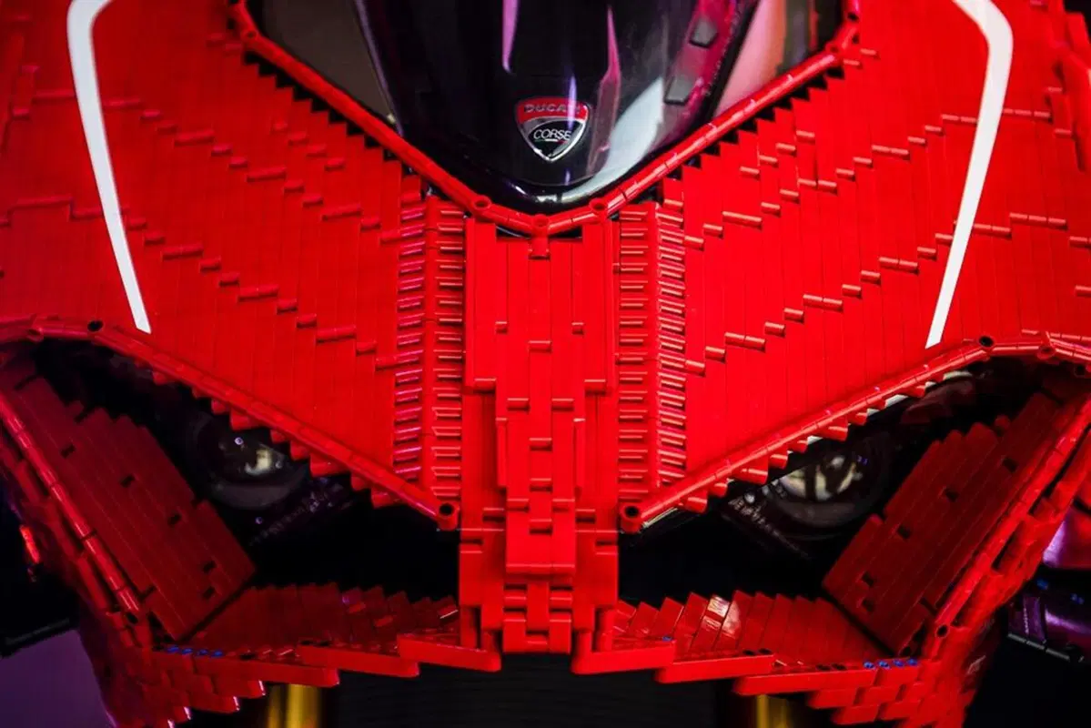 Ducati e LEGO: a Modena debutta la Panigale V4R (19)