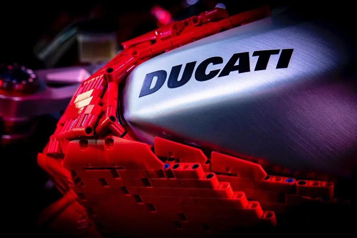 Ducati e LEGO: a Modena debutta la Panigale V4R (20)