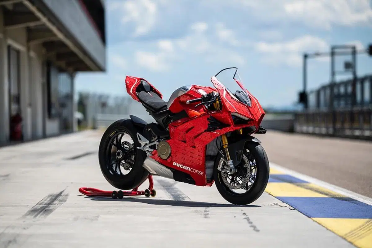 Ducati e LEGO: a Modena debutta la Panigale V4R (21)