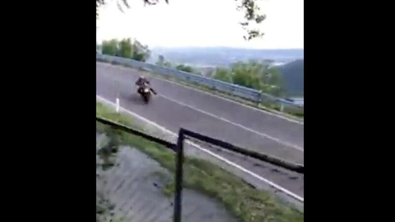 Sbaglia la curva e la moto finisce fuori strada [VIDEO VIRALE]