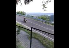 Sbaglia la curva e la moto finisce fuori strada [VIDEO VIRALE]