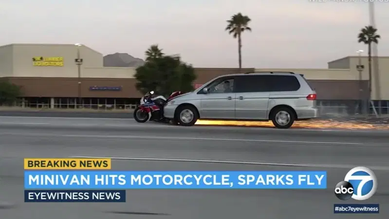 Investe un biker e fugge con la moto ancora attaccata all'auto [VIDEO])