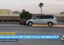 Investe un biker e fugge con la moto ancora attaccata all'auto [VIDEO])