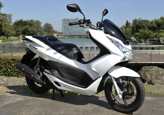 Honda PCX 150. Già nelle concessionarie a 2.410 Euro