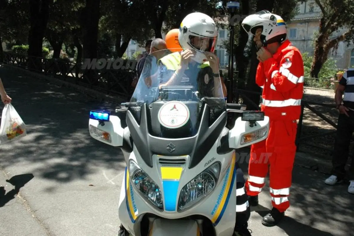 Suzuki Burgman 650, il primo "scooter-ambulanza" (3)