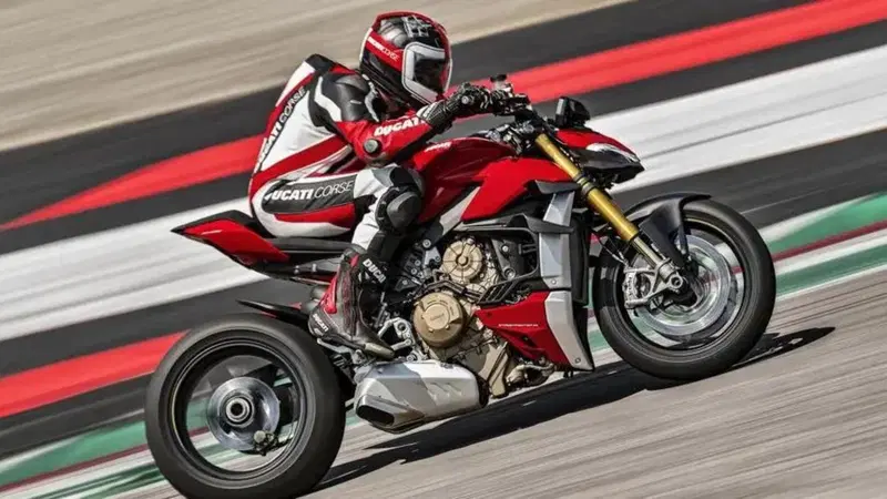 Sorpresa: in Europa la moto sta meglio dell'auto