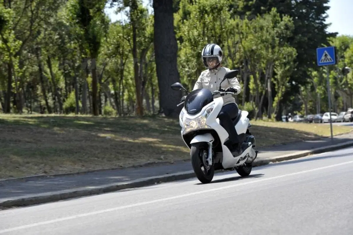 Honda PCX 150  (2)