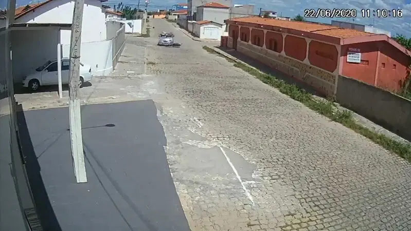 Fortuna incredibile: travolto da un'auto, se la cava con una corsetta [VIDEO]