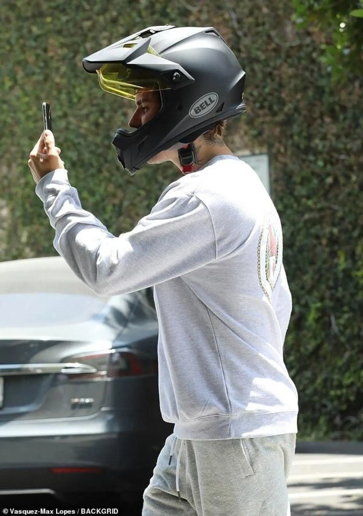 Centauro a Beverly Hills: motard personalizzata e cellulare al manubrio per Justin Biaber (2)