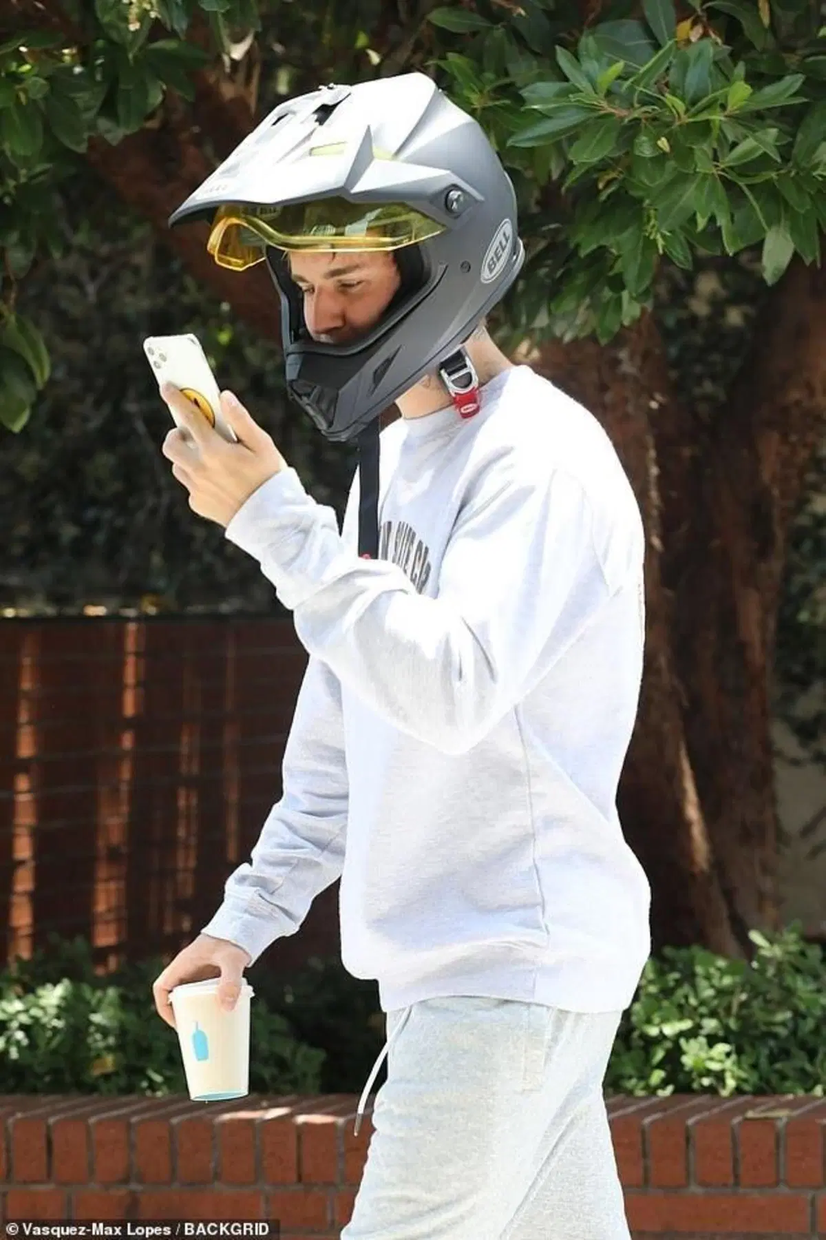 Centauro a Beverly Hills: motard personalizzata e cellulare al manubrio per Justin Biaber (4)